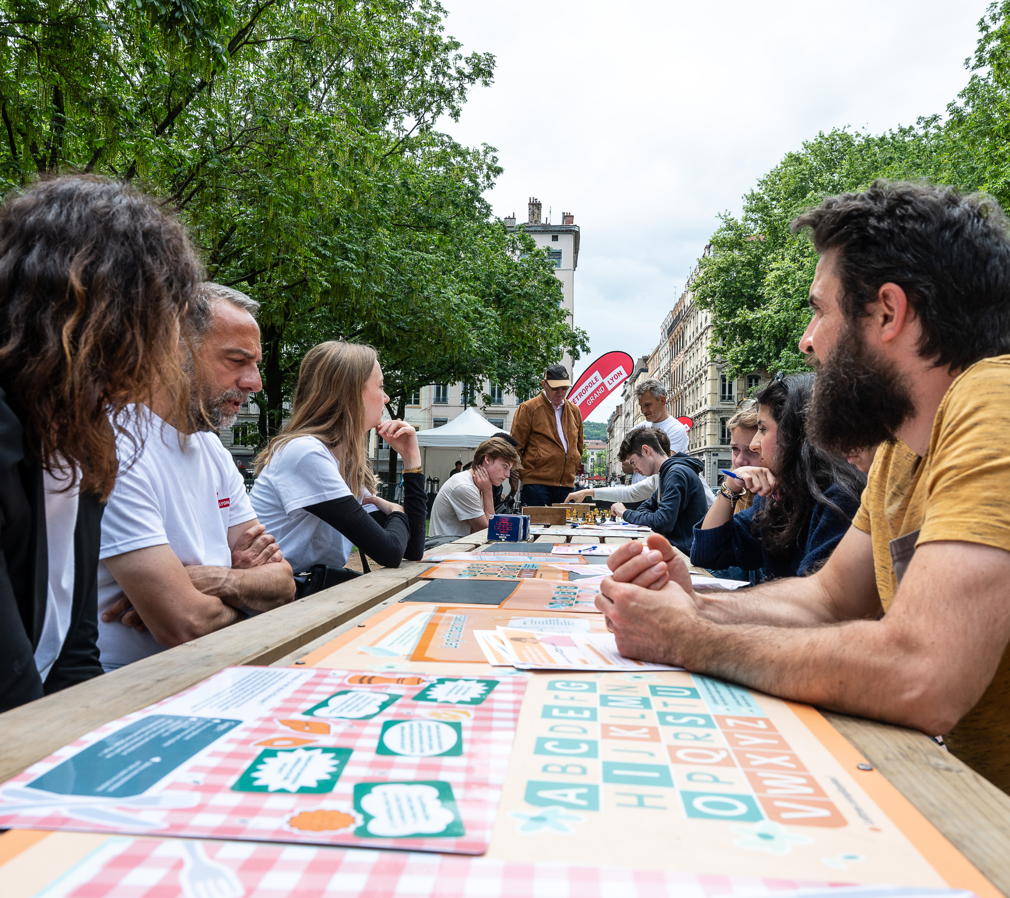 Photo d'un groupement de personnes d'âges différents sur les jeux intergénérationnels.